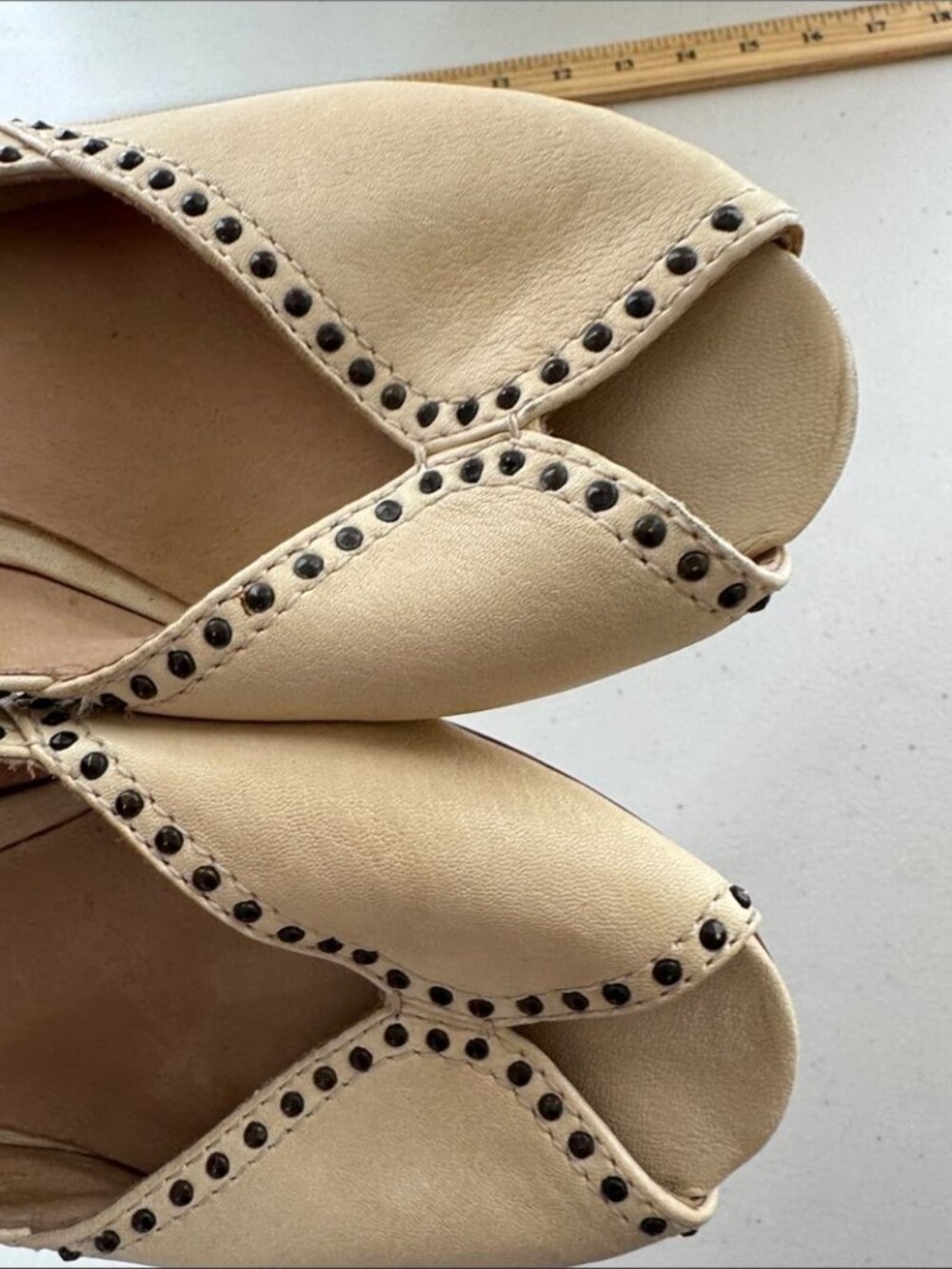 Frye Ivory Studded Peep Toe Low Heel Retro Size 8 Leather Boho Cottagecore - Picture 12 of 14